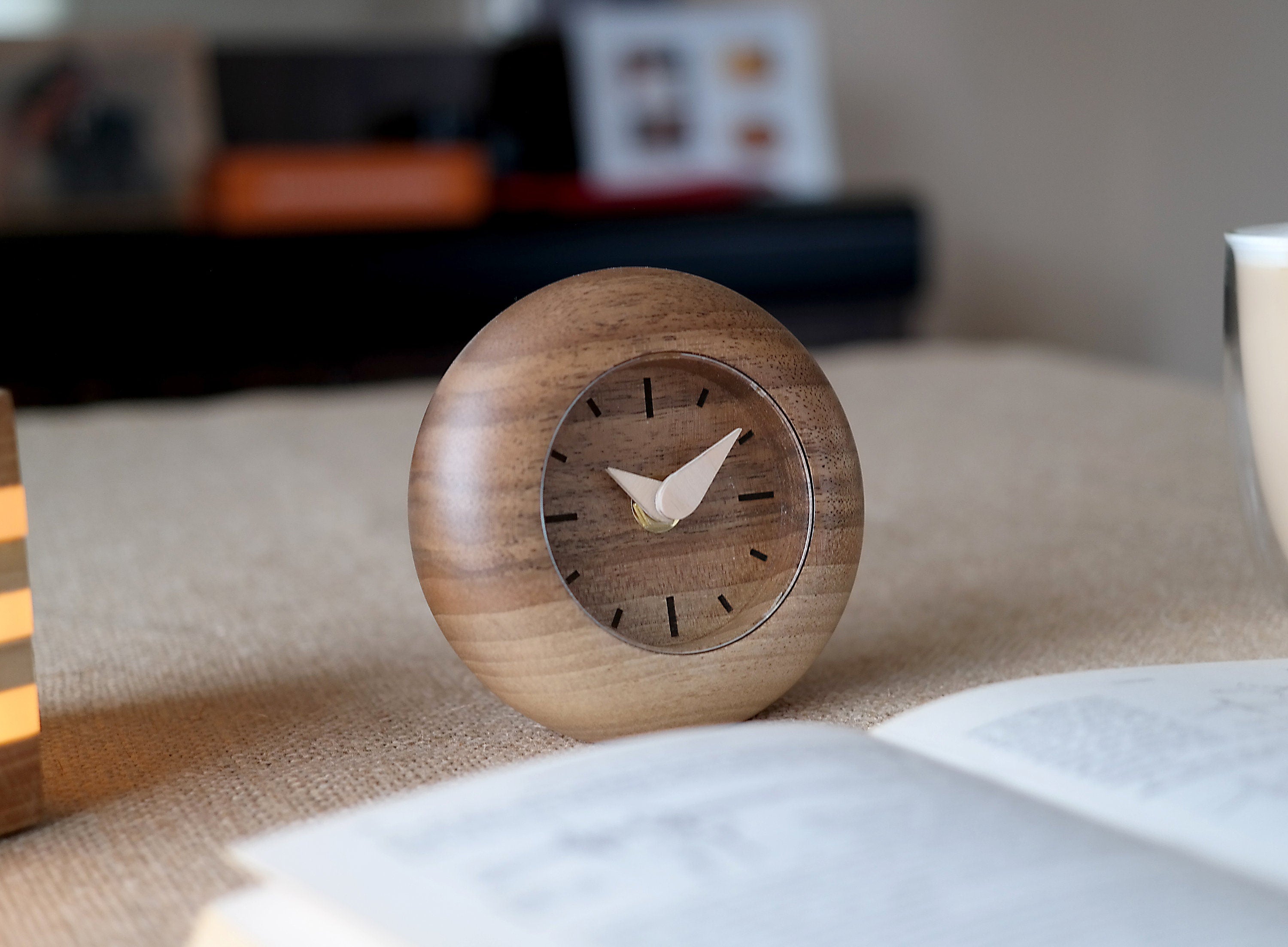 Modern "Kapsül" Tasarım Ceviz Saat - Cam Ön Yüzlü ve Huş İbreli