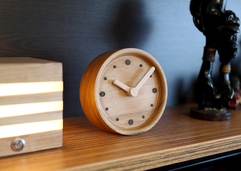 Mid-Century Modern Ahşap Saat - Geometrik Nokta Tasarımlı Ceviz Dekor