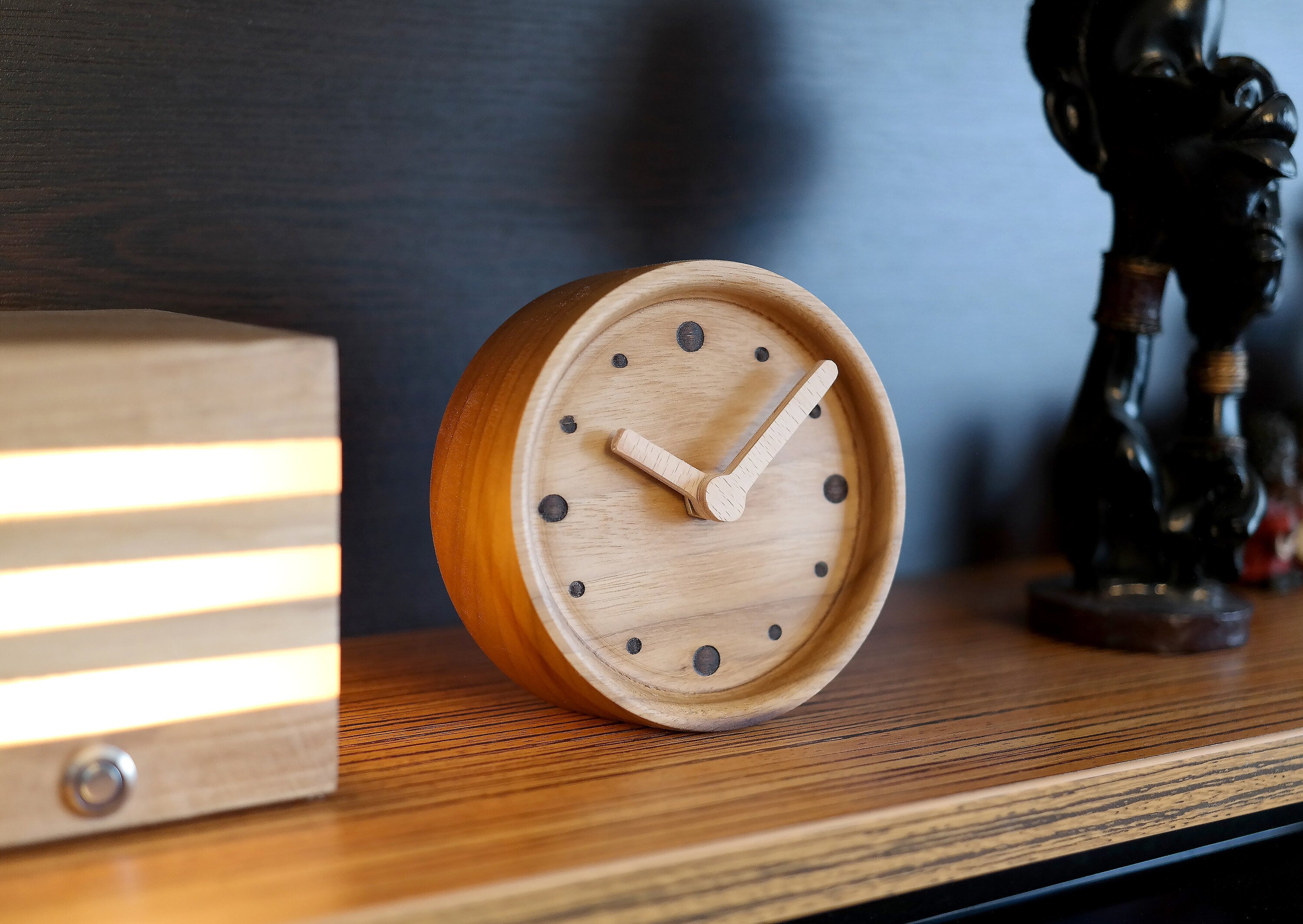 Mid-Century Modern Ahşap Saat - Geometrik Nokta Tasarımlı Ceviz Dekor