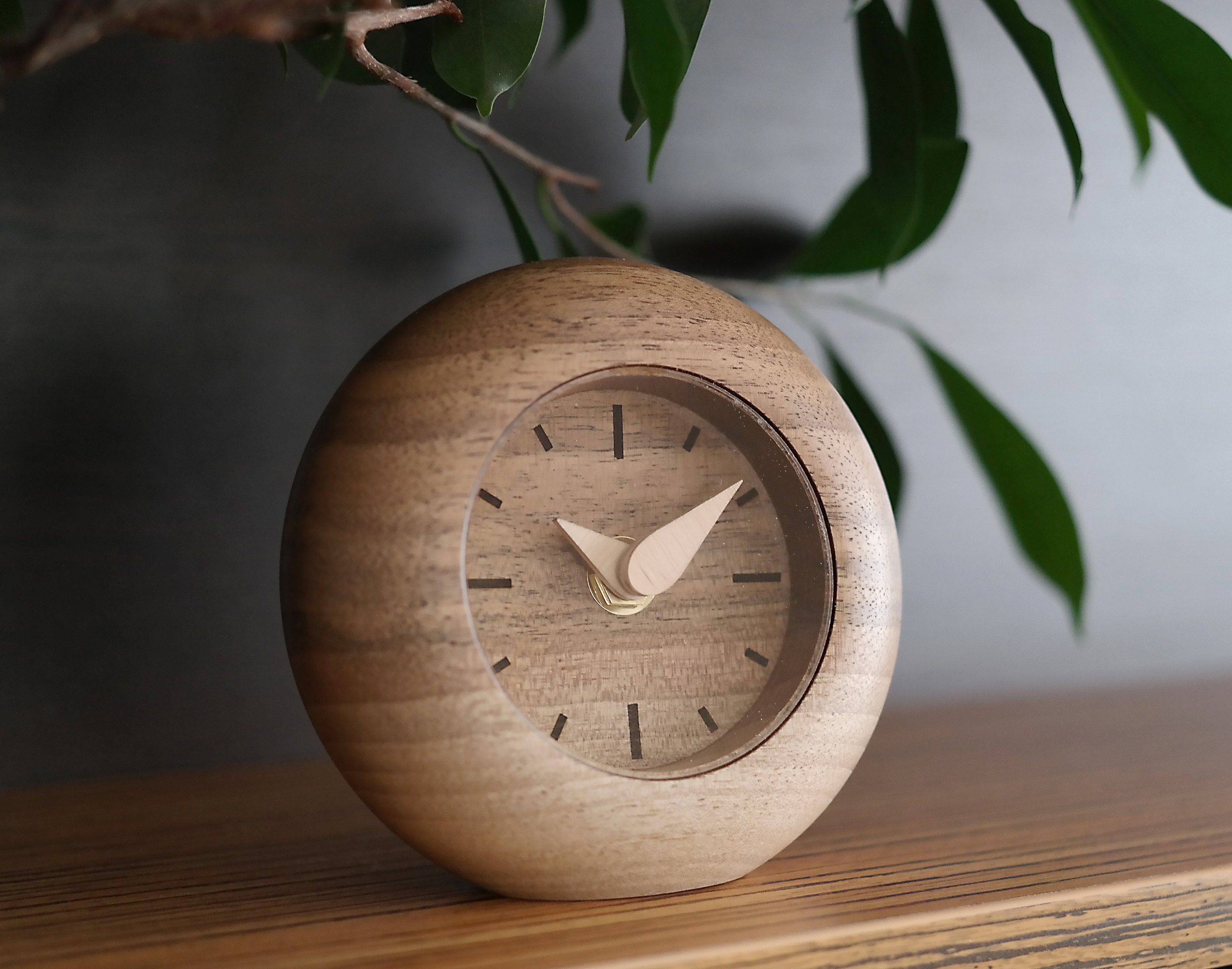 Modern "Kapsül" Tasarım Ceviz Saat - Cam Ön Yüzlü ve Huş İbreli