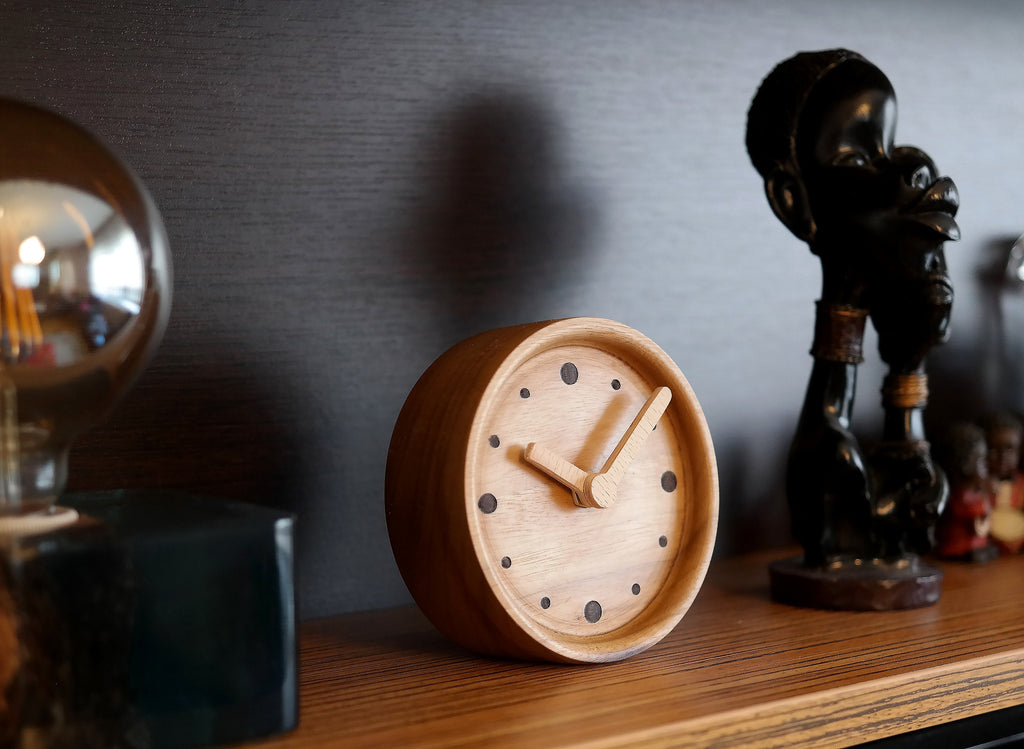Mid-Century Modern Ahşap Saat - Geometrik Nokta Tasarımlı Ceviz Dekor