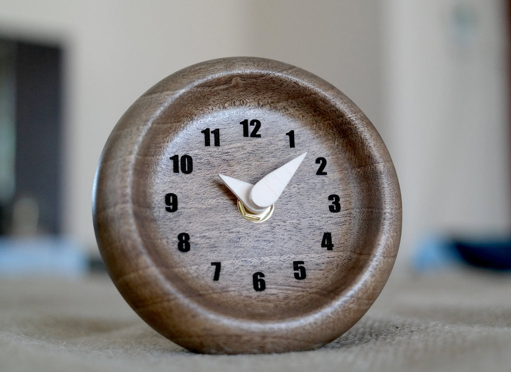 Heykelsi Formlu Masif Ceviz Saat - Minimalist ve Yumuşak Hatlı Masa Dekoru