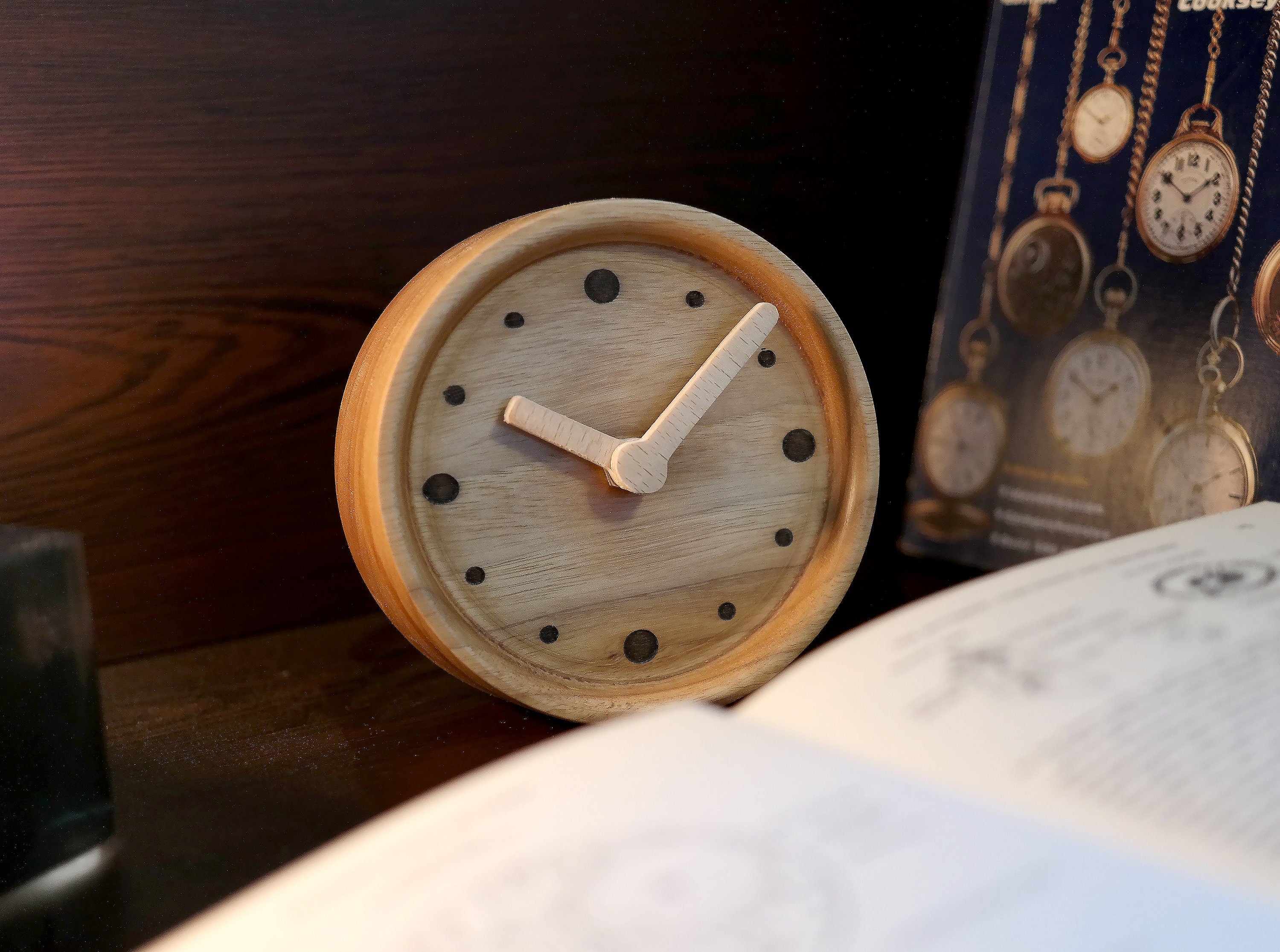 Mid-Century Modern Ahşap Saat - Geometrik Nokta Tasarımlı Ceviz Dekor