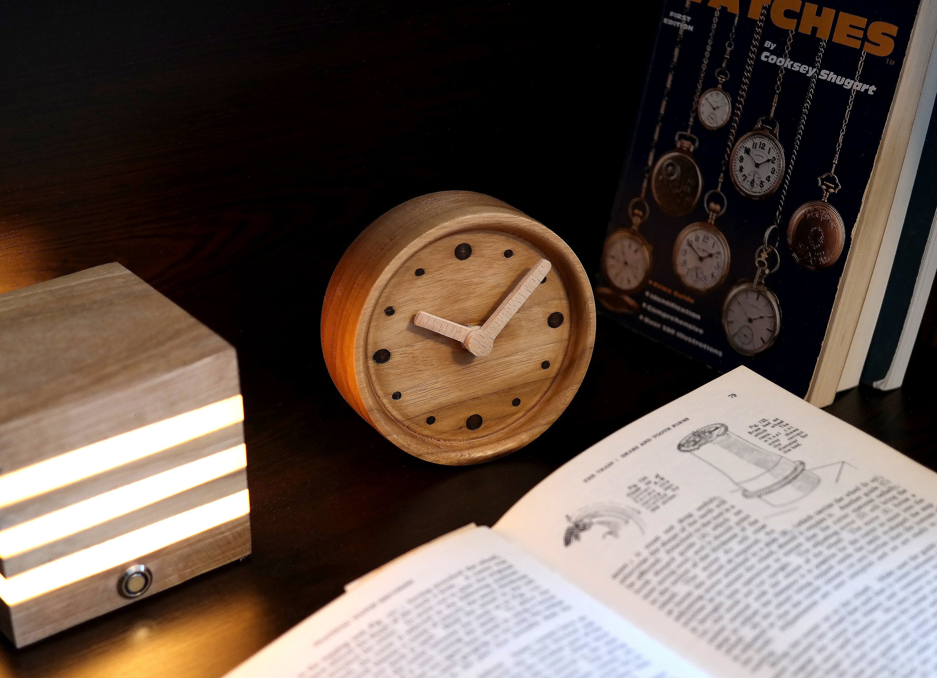 Mid-Century Modern Ahşap Saat - Geometrik Nokta Tasarımlı Ceviz Dekor