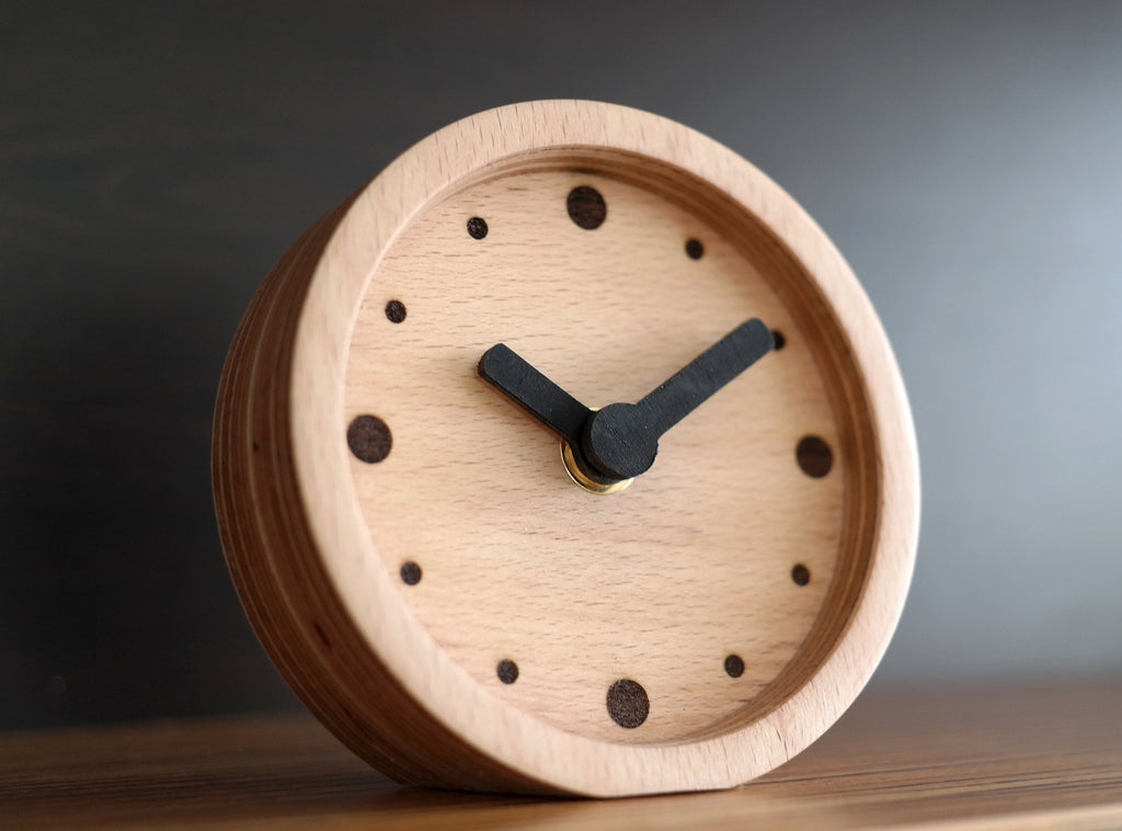 İskandinav Tarzı Kayın Kontrplak Masa Saati | Siyah Noktalı Minimalist Tasarım