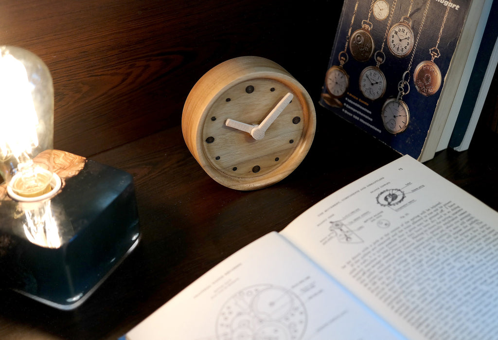 Mid-Century Modern Ahşap Saat - Geometrik Nokta Tasarımlı Ceviz Dekor