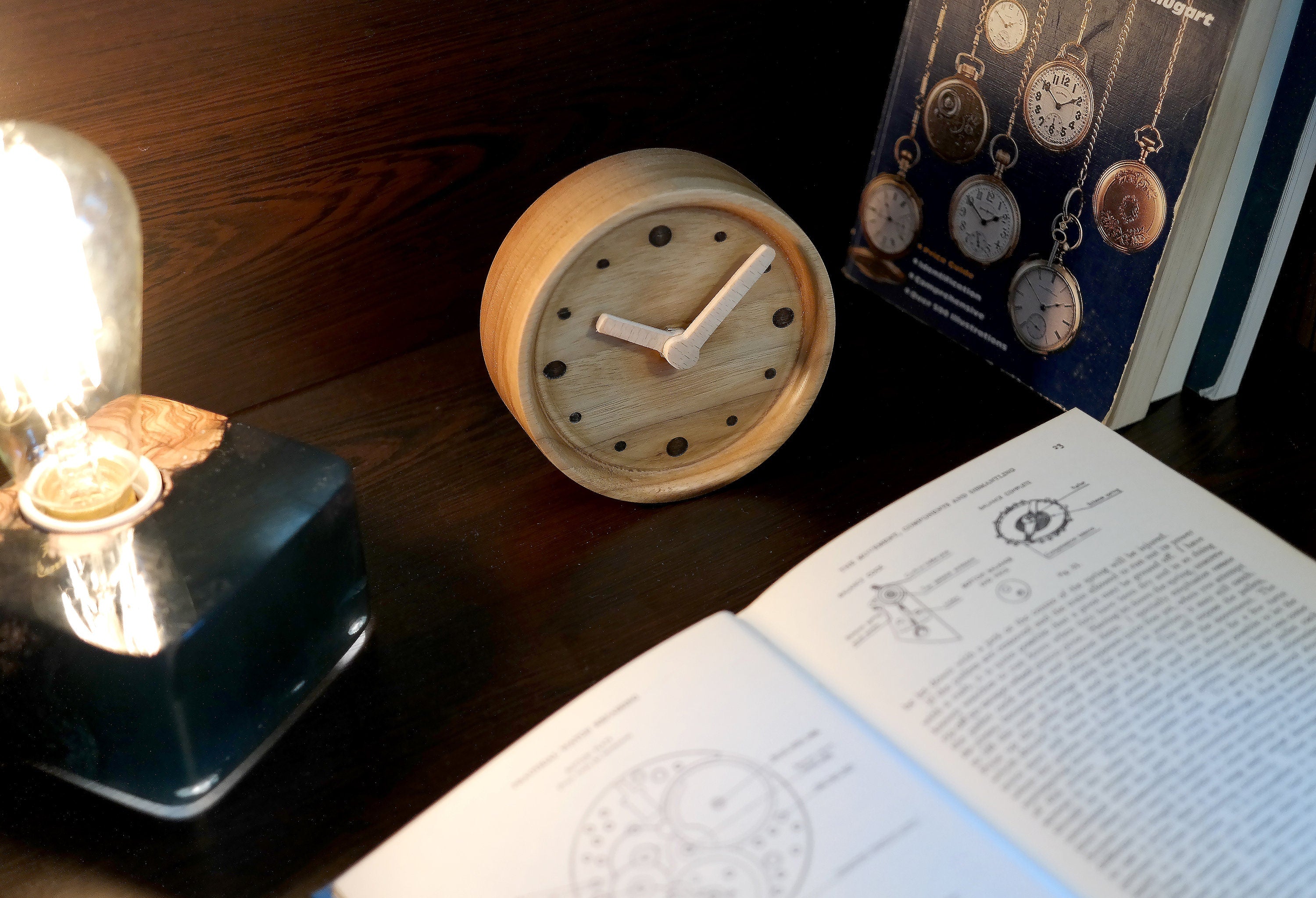 Mid-Century Modern Ahşap Saat - Geometrik Nokta Tasarımlı Ceviz Dekor