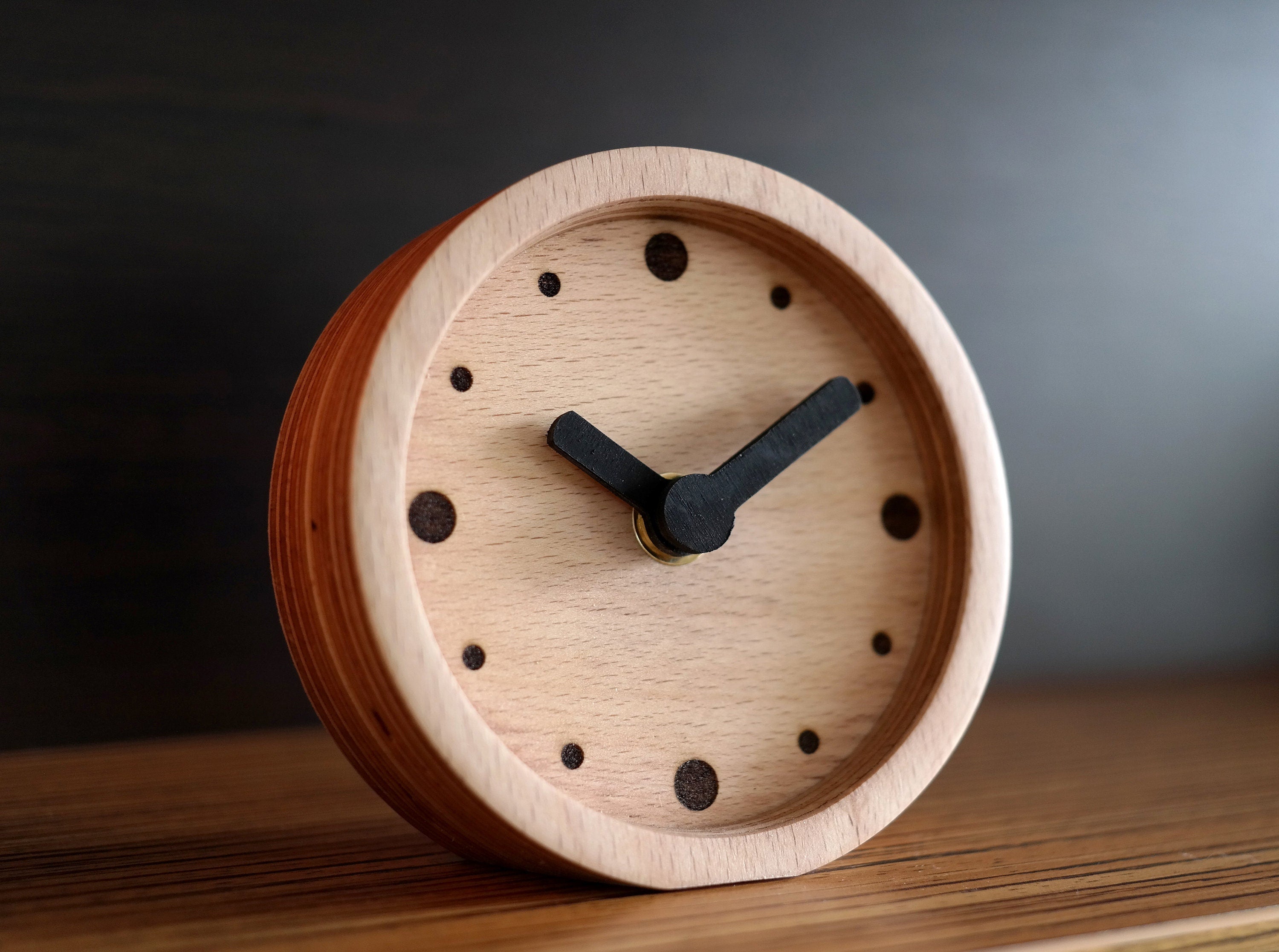 İskandinav Tarzı Kayın Kontrplak Masa Saati | Siyah Noktalı Minimalist Tasarım