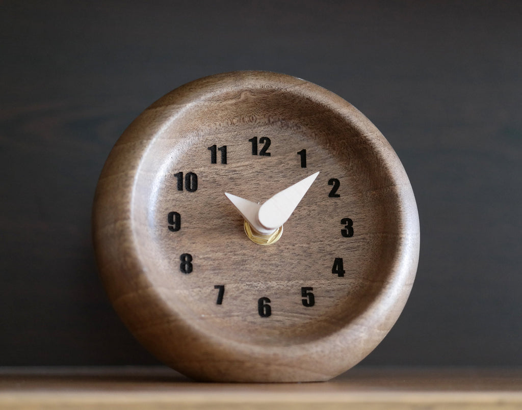 Heykelsi Formlu Masif Ceviz Saat - Minimalist ve Yumuşak Hatlı Masa Dekoru