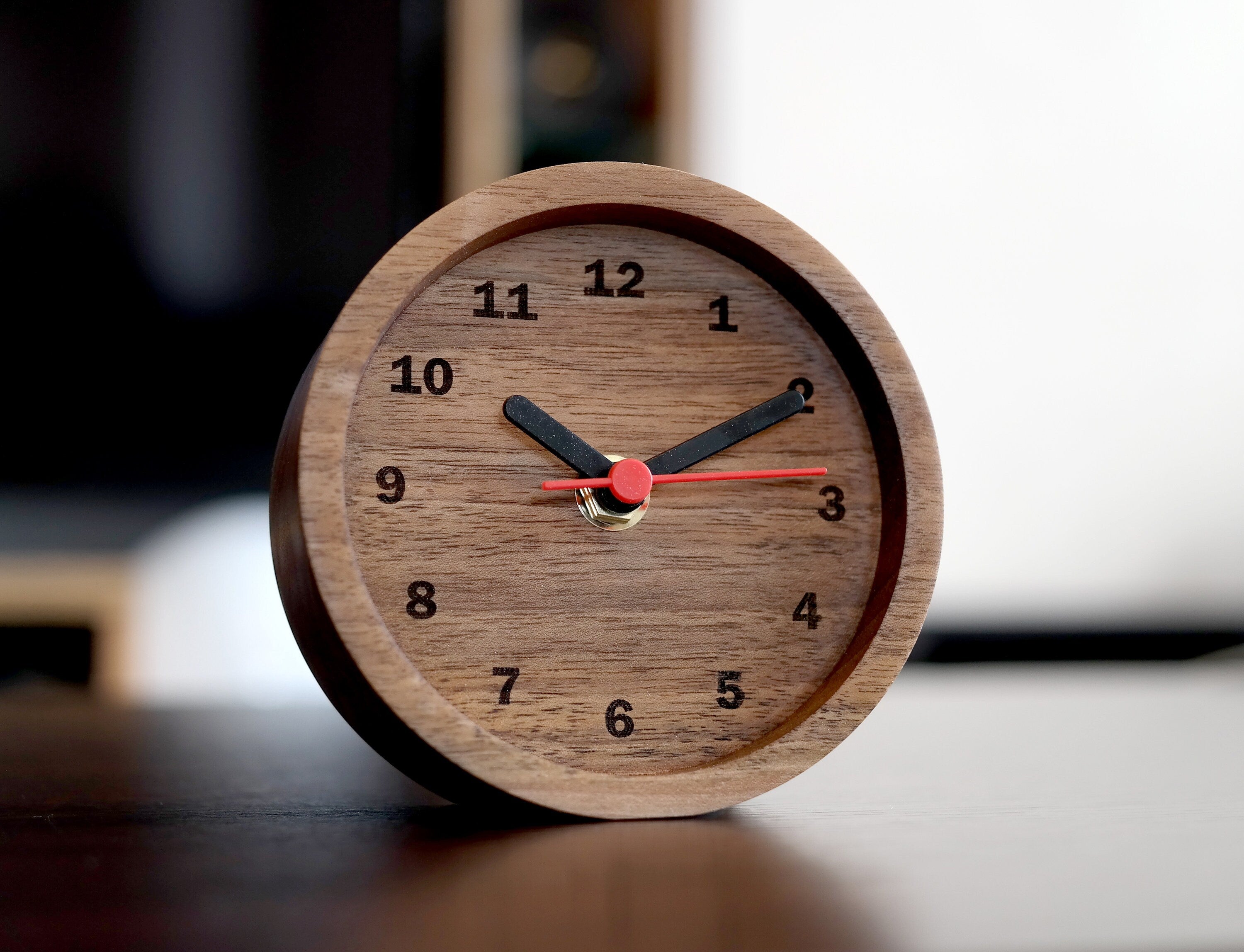 Masif Ceviz Ağacı Masa Saati | El Yapımı & Sessiz Mekanizma | 12cm