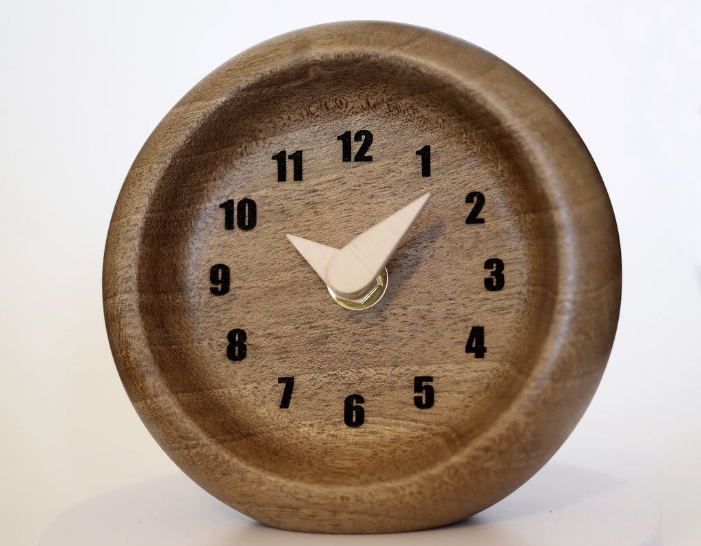 Heykelsi Formlu Masif Ceviz Saat - Minimalist ve Yumuşak Hatlı Masa Dekoru