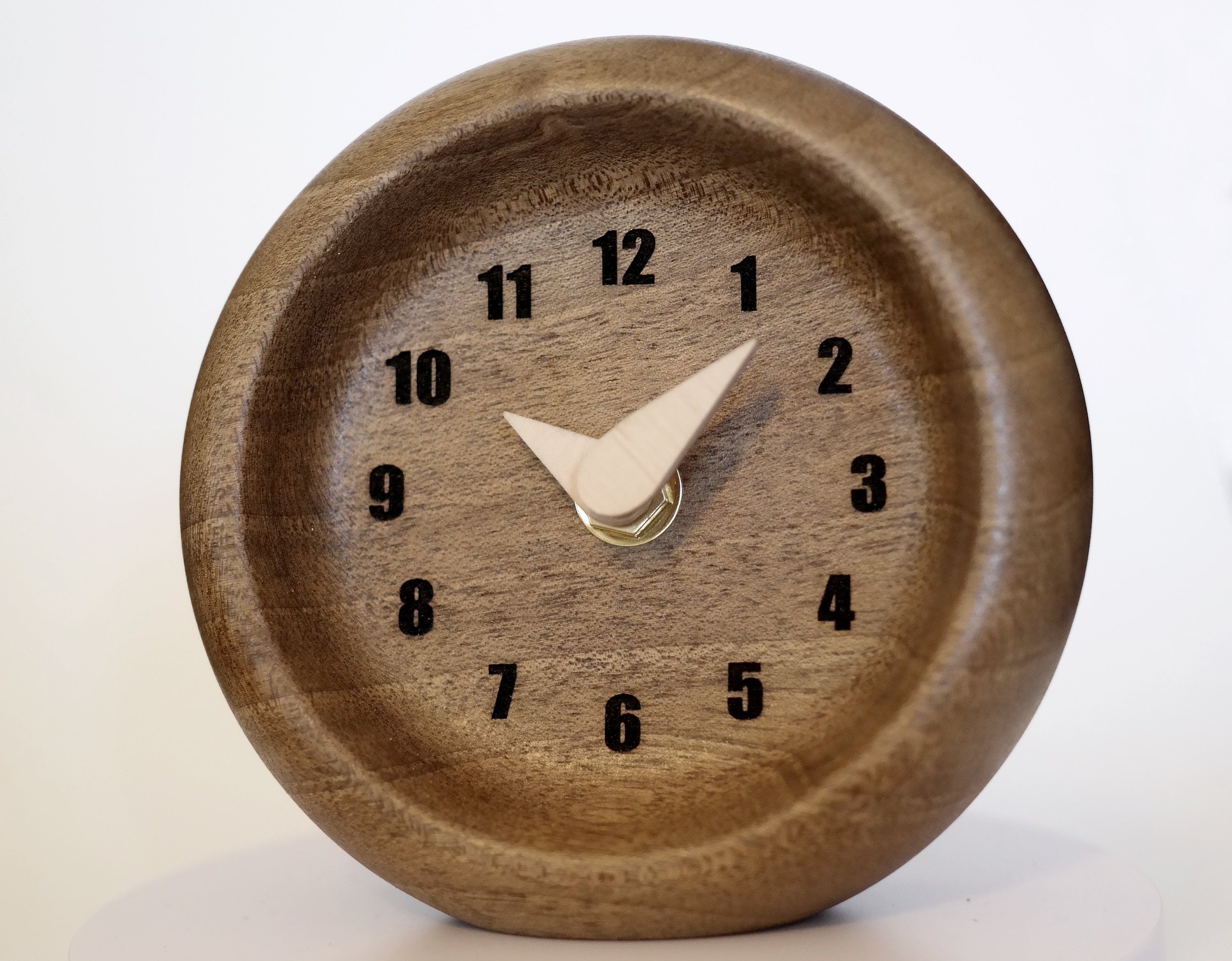 Heykelsi Formlu Masif Ceviz Saat - Minimalist ve Yumuşak Hatlı Masa Dekoru