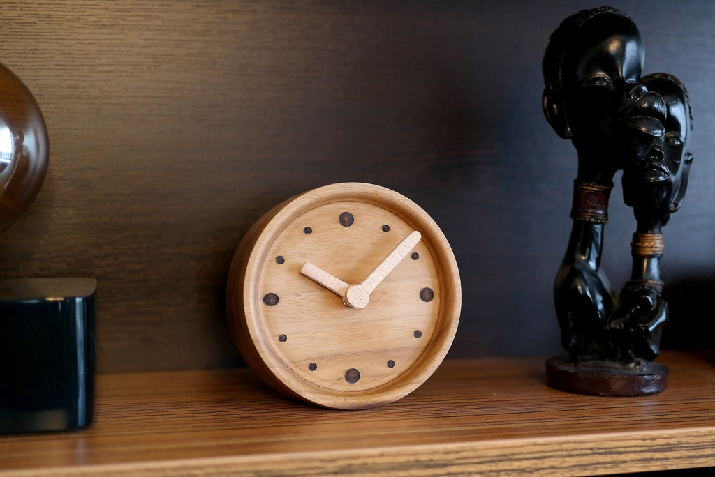 Mid-Century Modern Ahşap Saat - Geometrik Nokta Tasarımlı Ceviz Dekor