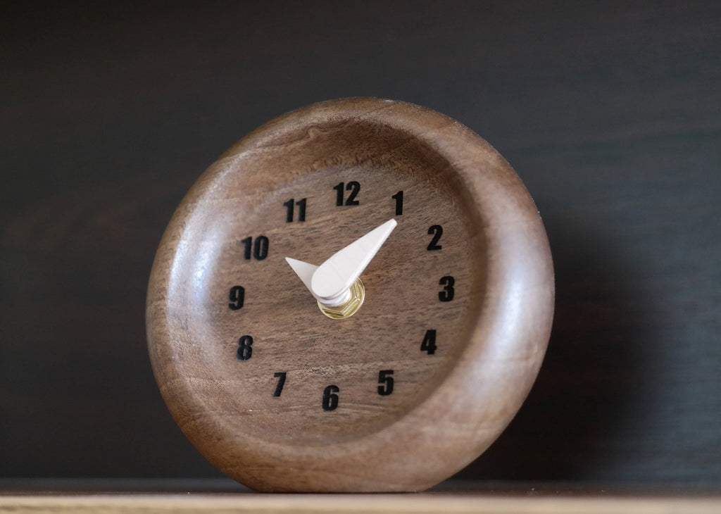 Heykelsi Formlu Masif Ceviz Saat - Minimalist ve Yumuşak Hatlı Masa Dekoru