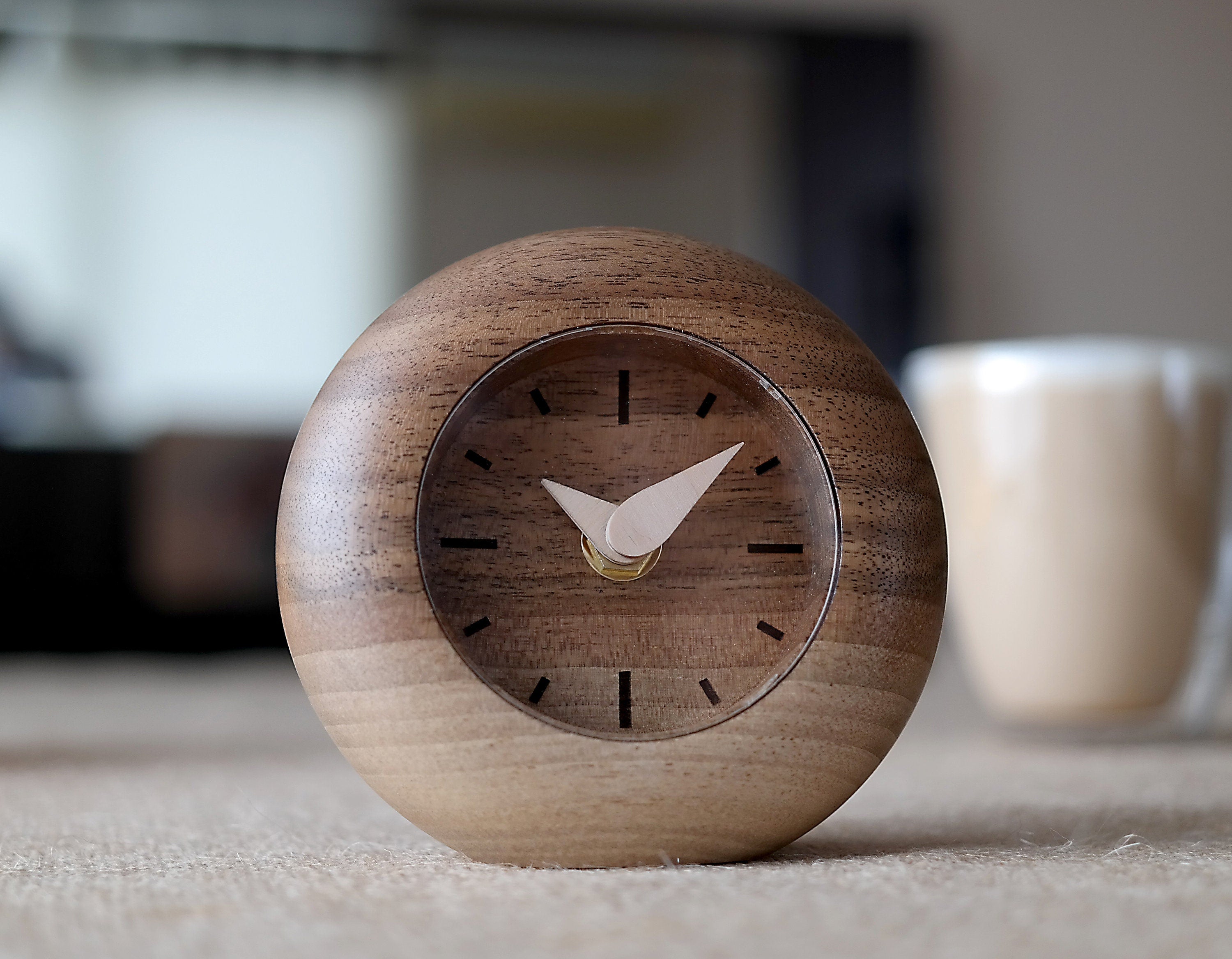 Modern "Kapsül" Tasarım Ceviz Saat - Cam Ön Yüzlü ve Huş İbreli