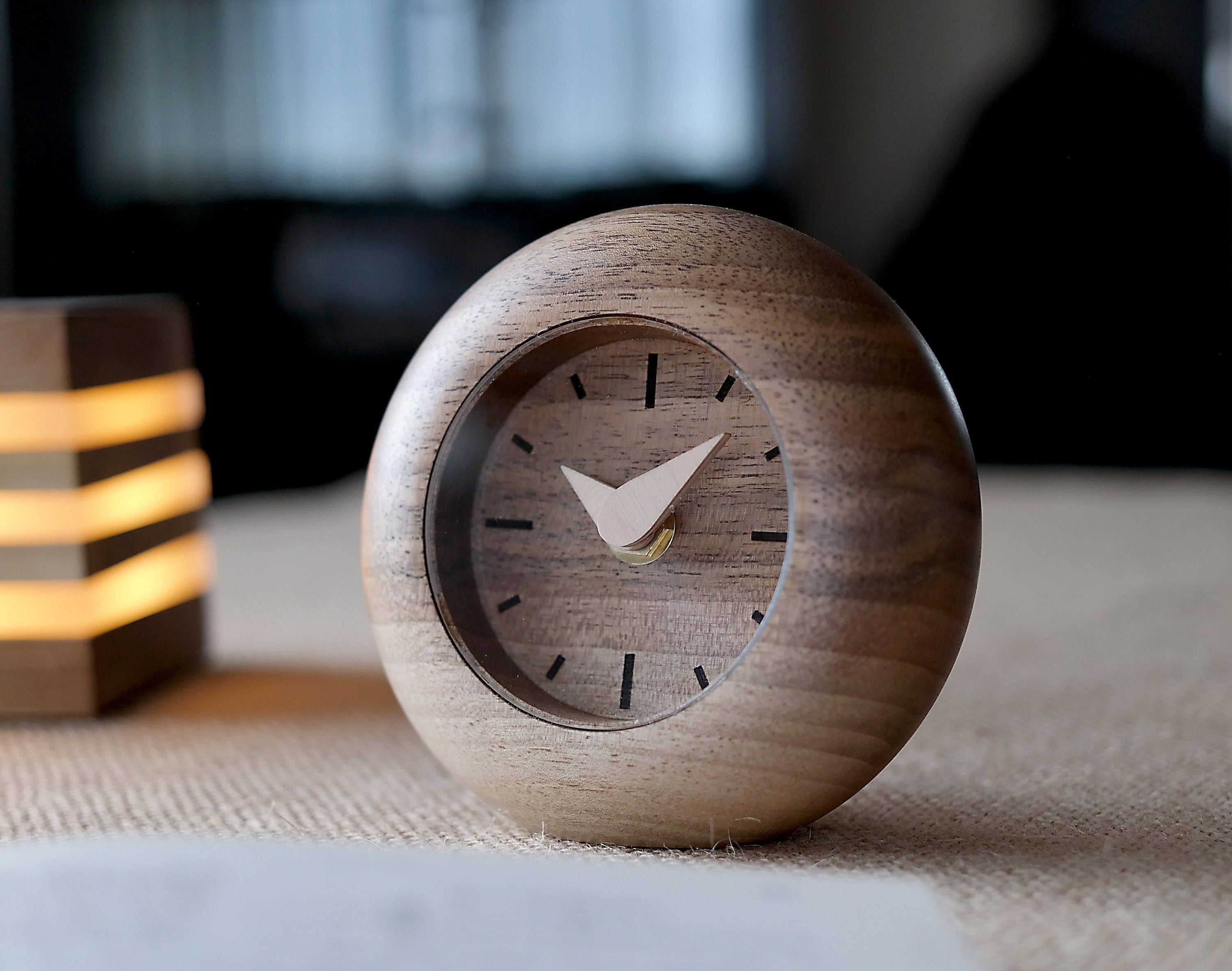 Modern "Kapsül" Tasarım Ceviz Saat - Cam Ön Yüzlü ve Huş İbreli