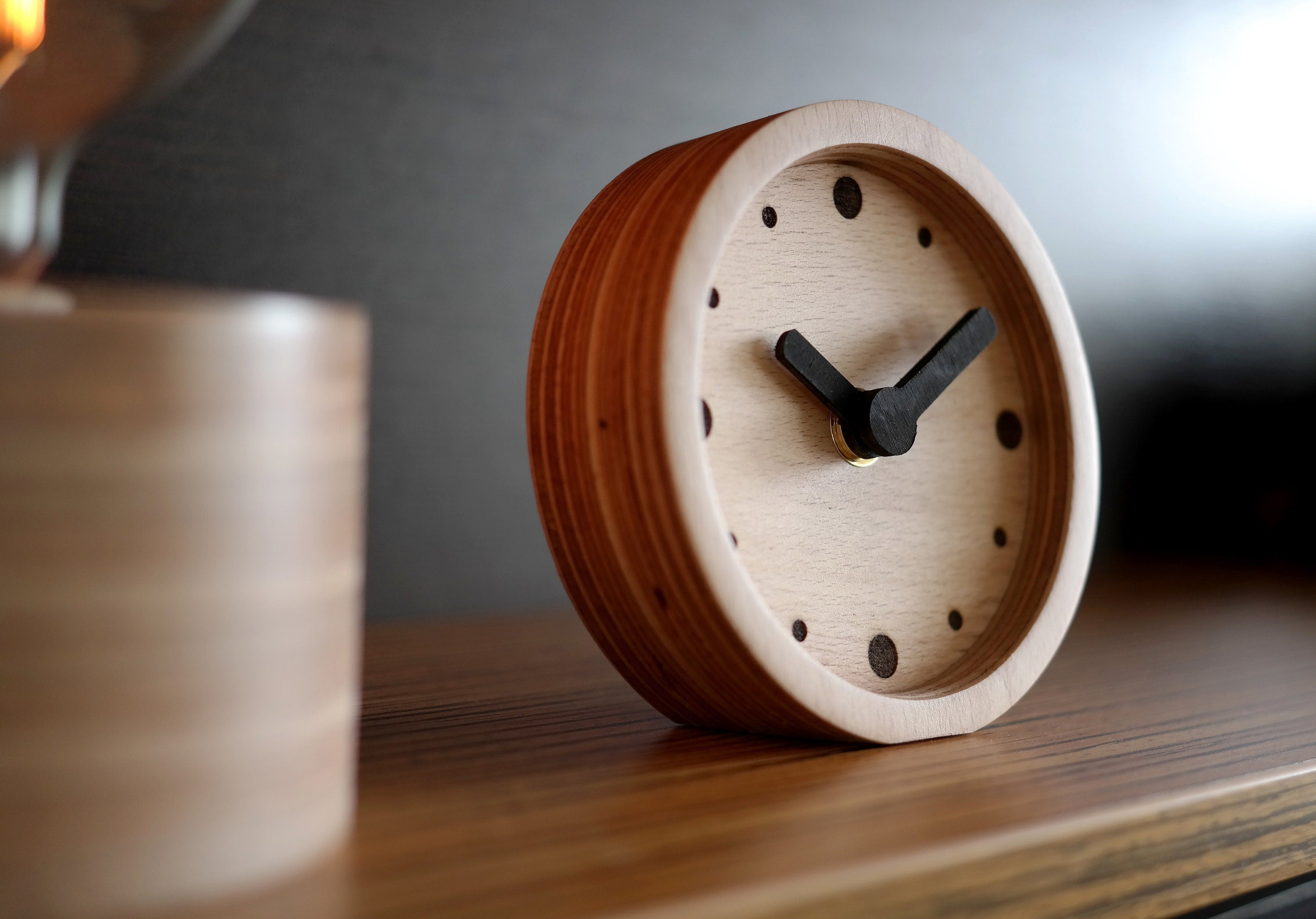 İskandinav Tarzı Kayın Kontrplak Masa Saati | Siyah Noktalı Minimalist Tasarım