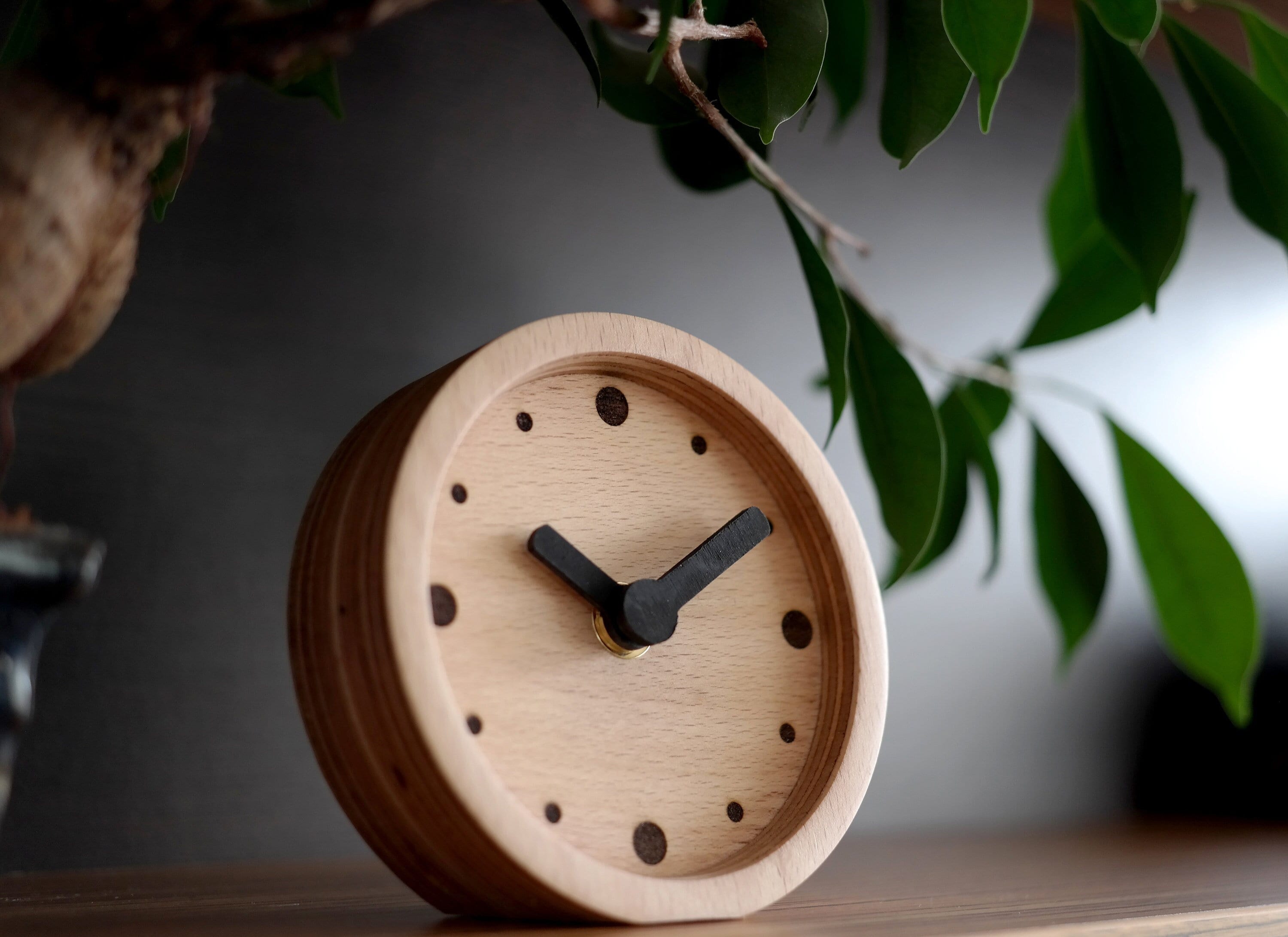 İskandinav Tarzı Kayın Kontrplak Masa Saati | Siyah Noktalı Minimalist Tasarım