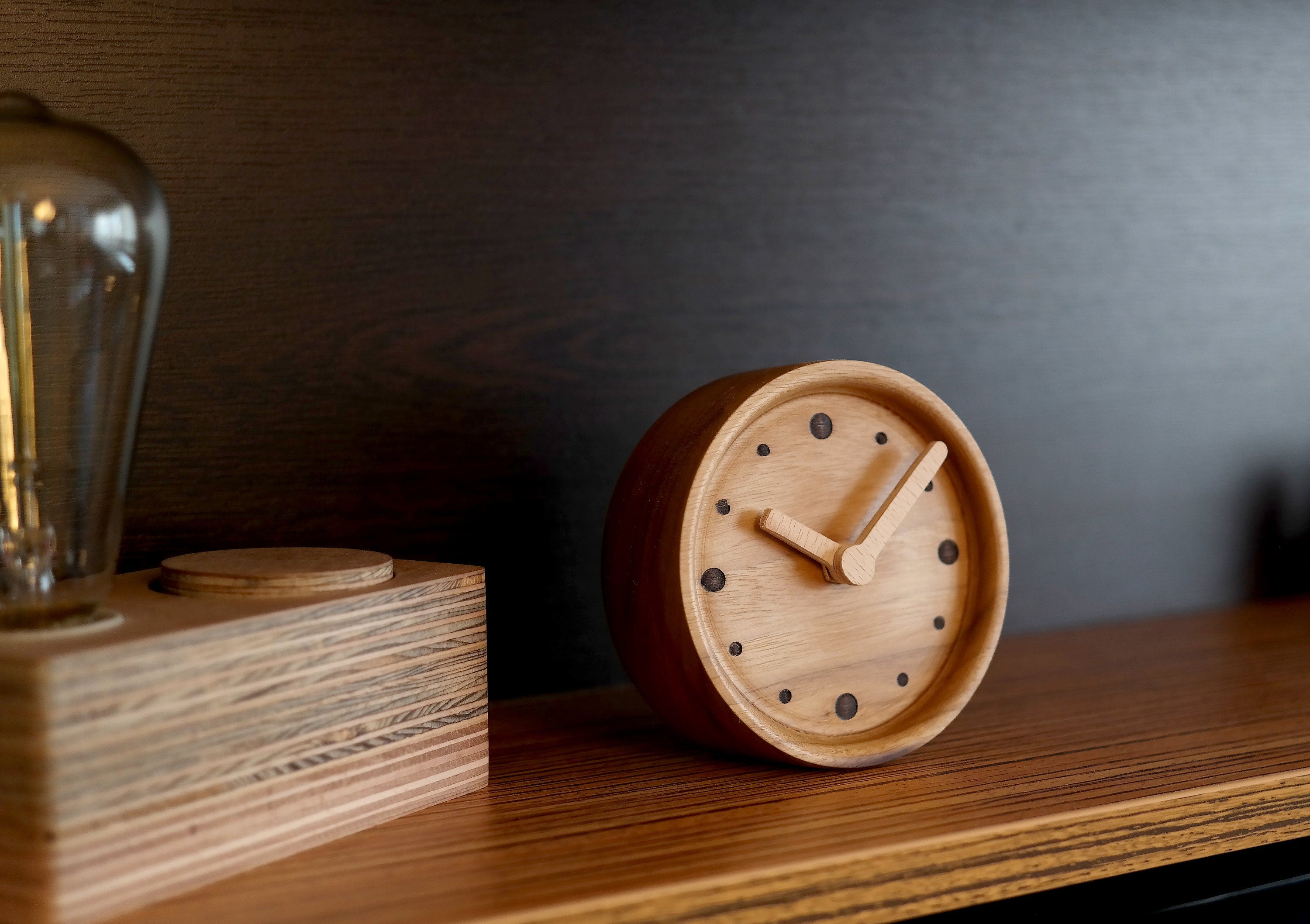 Mid-Century Modern Ahşap Saat - Geometrik Nokta Tasarımlı Ceviz Dekor