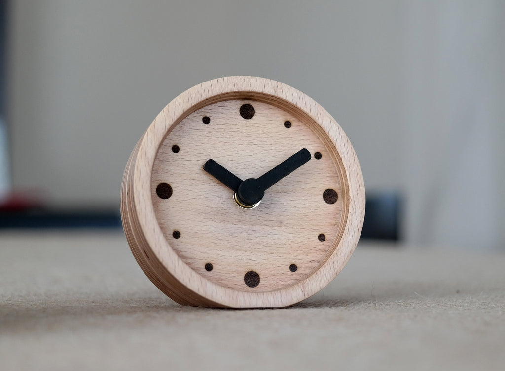 İskandinav Tarzı Kayın Kontrplak Masa Saati | Siyah Noktalı Minimalist Tasarım