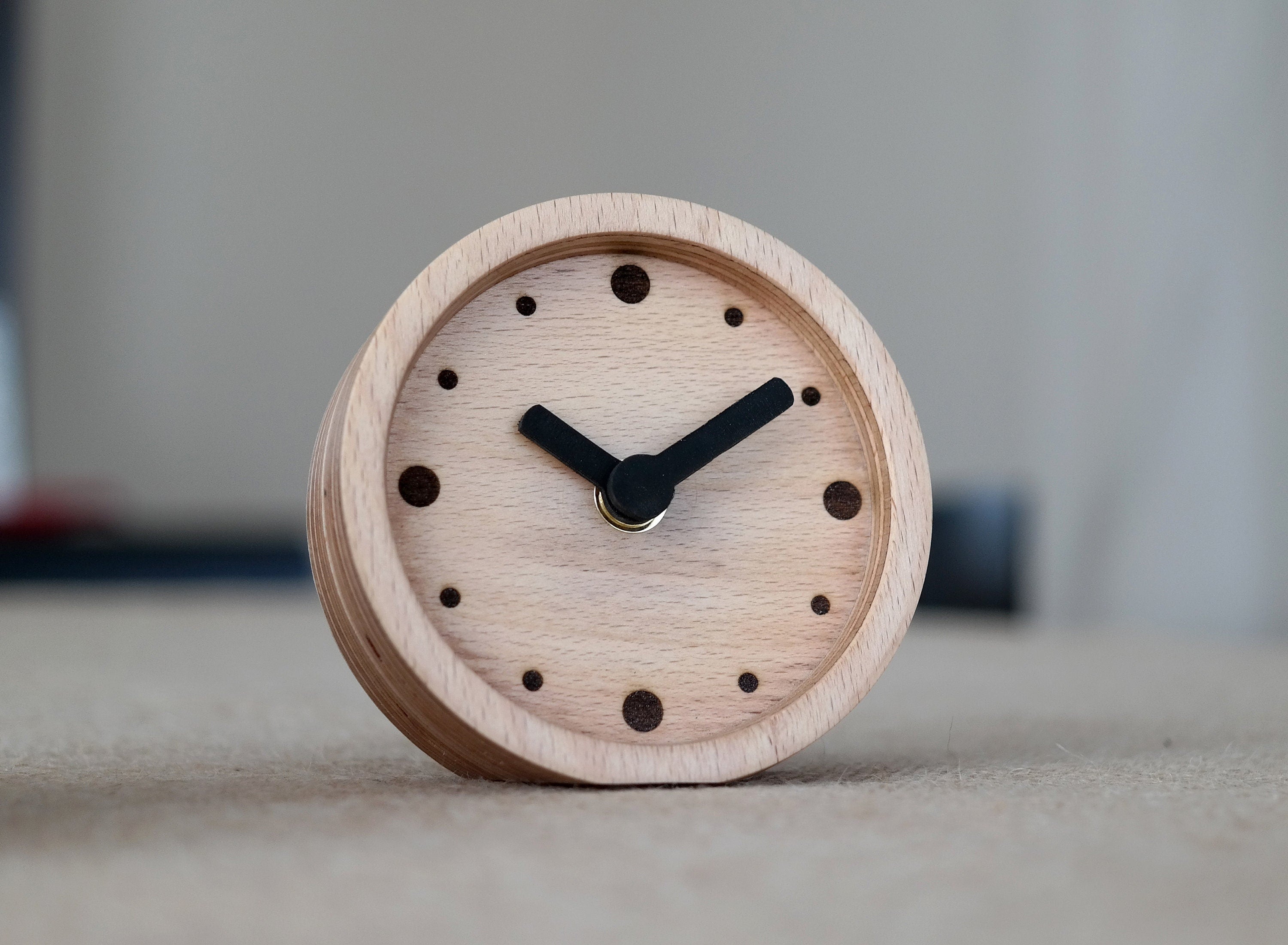 İskandinav Tarzı Kayın Kontrplak Masa Saati | Siyah Noktalı Minimalist Tasarım