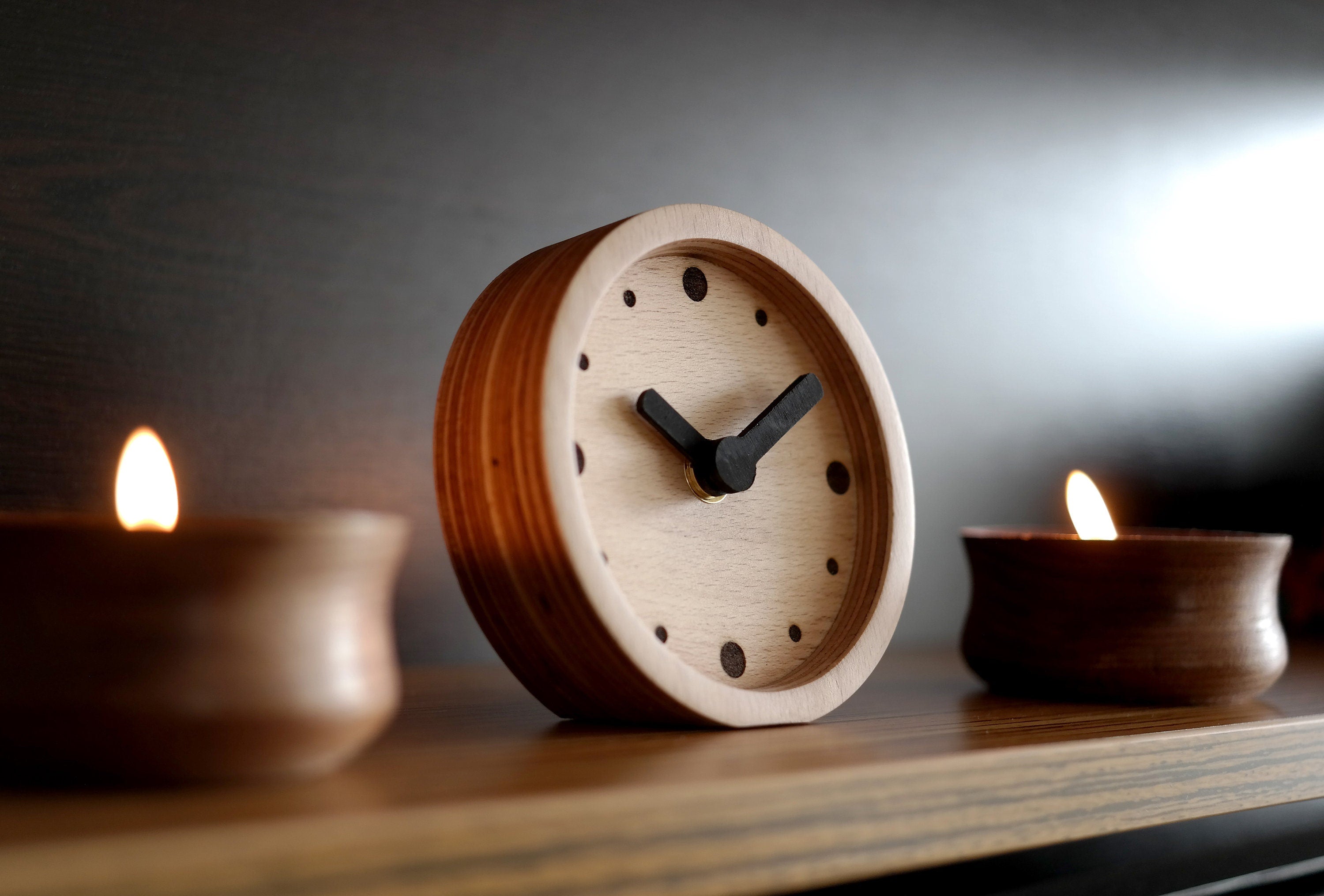 İskandinav Tarzı Kayın Kontrplak Masa Saati | Siyah Noktalı Minimalist Tasarım